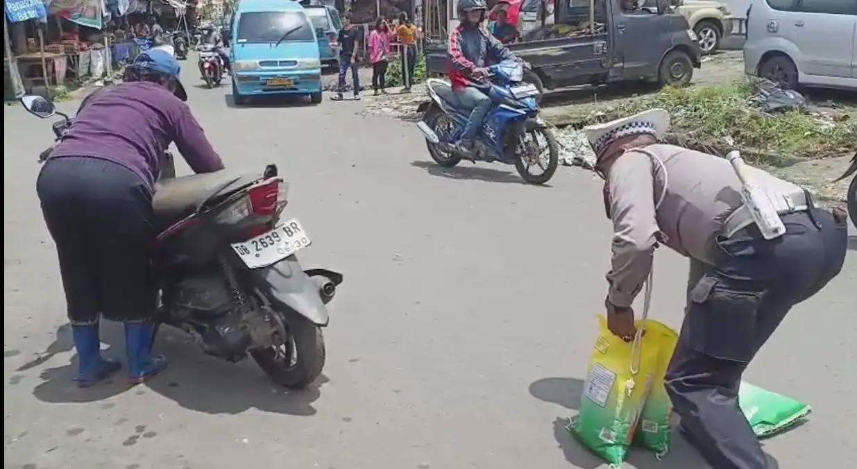 Polisi Sigap Bantu Warga Saat Beras Pangan Murah Terjatuh, Bukti Kehadiran Polri Di Tengah Masyarakat